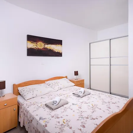 Mely Apartment Ražanac