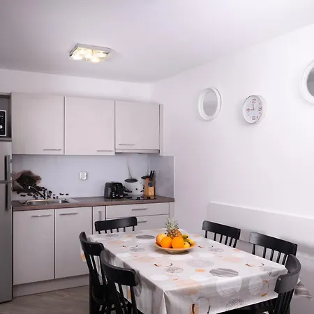 Mely Apartment Ražanac